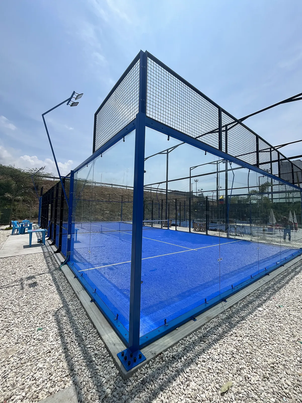 Red y postes centrales de la cancha de pádel de Arena Pádel Club en Santa Marta