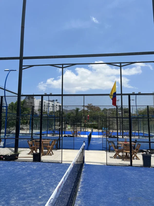 Zona social junto a la cancha de pádel de Arena Pádel Club en Santa Marta