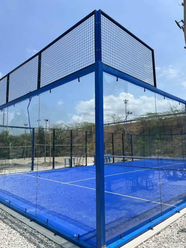 Muro de vidrio templado de la cancha de pádel de Arena Pádel Club en Santa Marta (1 de 3)
