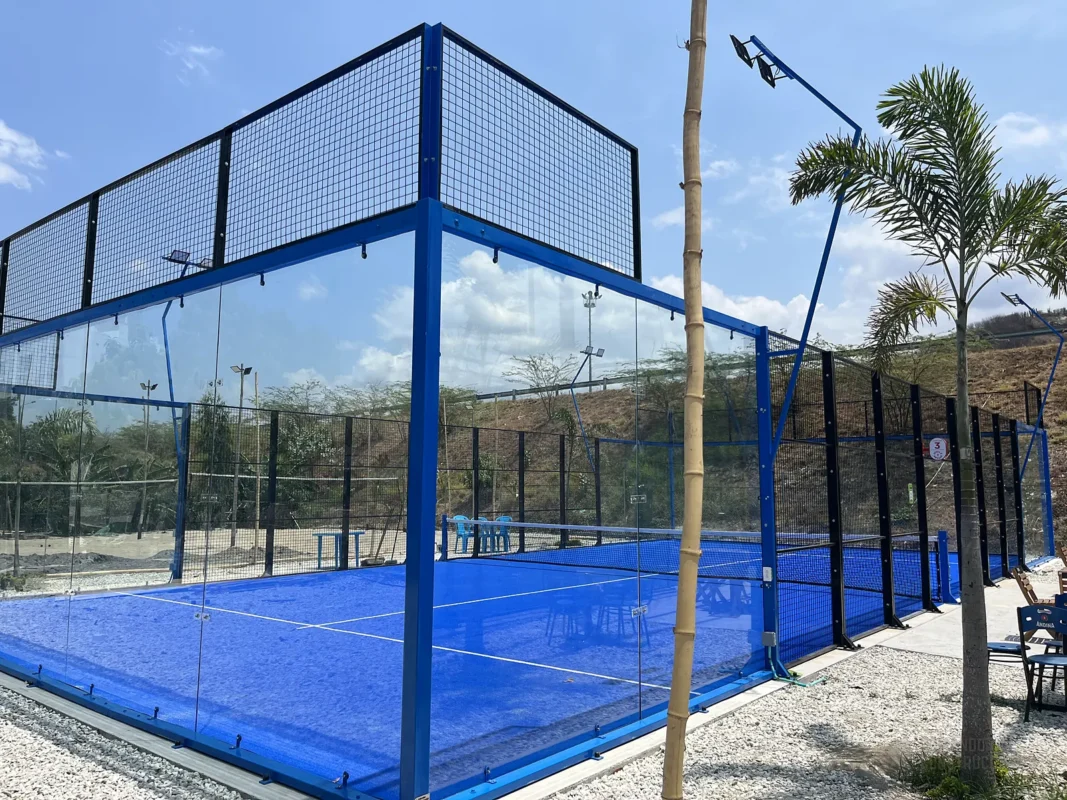 Estructura metálica y malla perimetral de la cancha de pádel de Arena Pádel Club en Santa Marta (1 de 3)