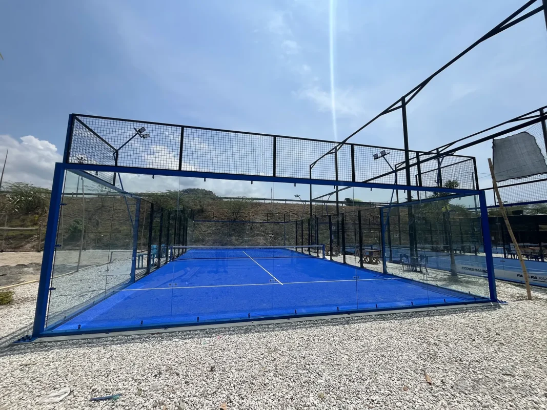 Césped sintético y líneas de juego de la cancha de pádel de Arena Pádel Club en Santa Marta (1 de 2)
