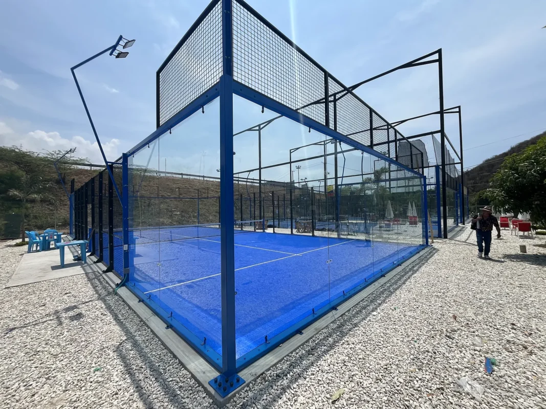 Vista en diagonal de la cancha de pádel de Arena Pádel Club en Santa Marta