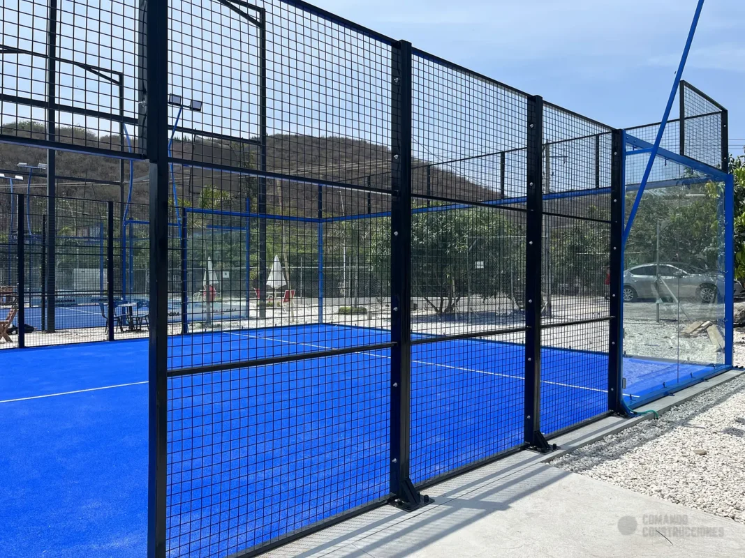 Perfilería y esquina estructural de la cancha de pádel de Arena Pádel Club en Santa Marta