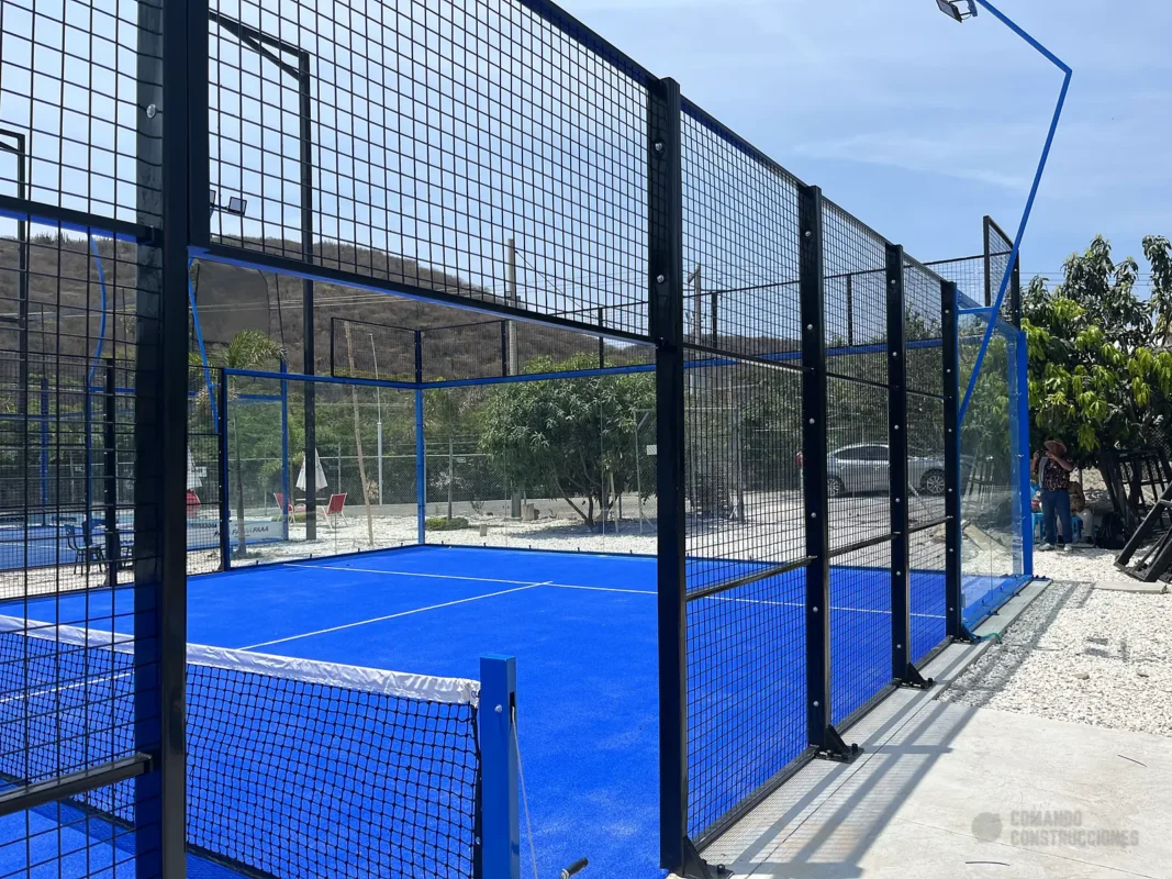 Fondo de vidrio templado de la cancha de pádel de Arena Pádel Club en Santa Marta (1 de 2)