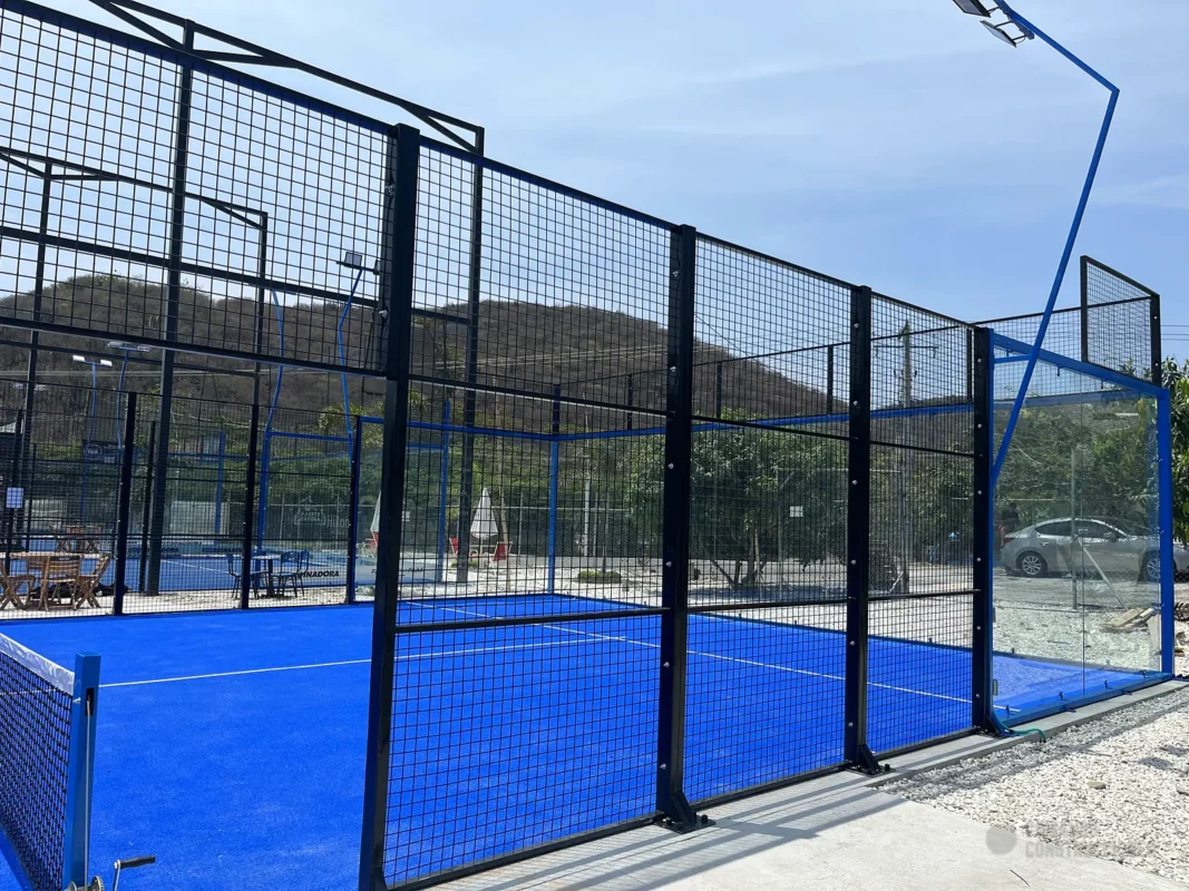 Vista general de la cancha de pádel de Arena Pádel Club en Santa Marta (1 de 2)