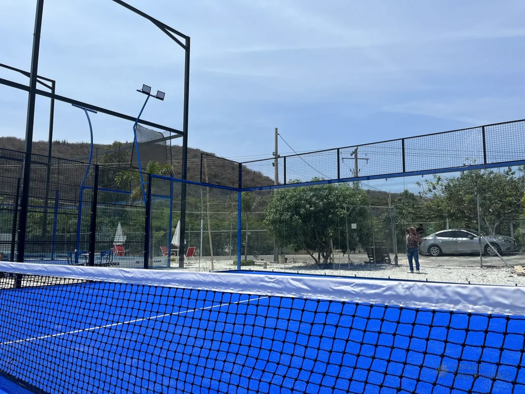 Muro de vidrio templado de la cancha de pádel de Arena Pádel Club en Santa Marta (2 de 3)