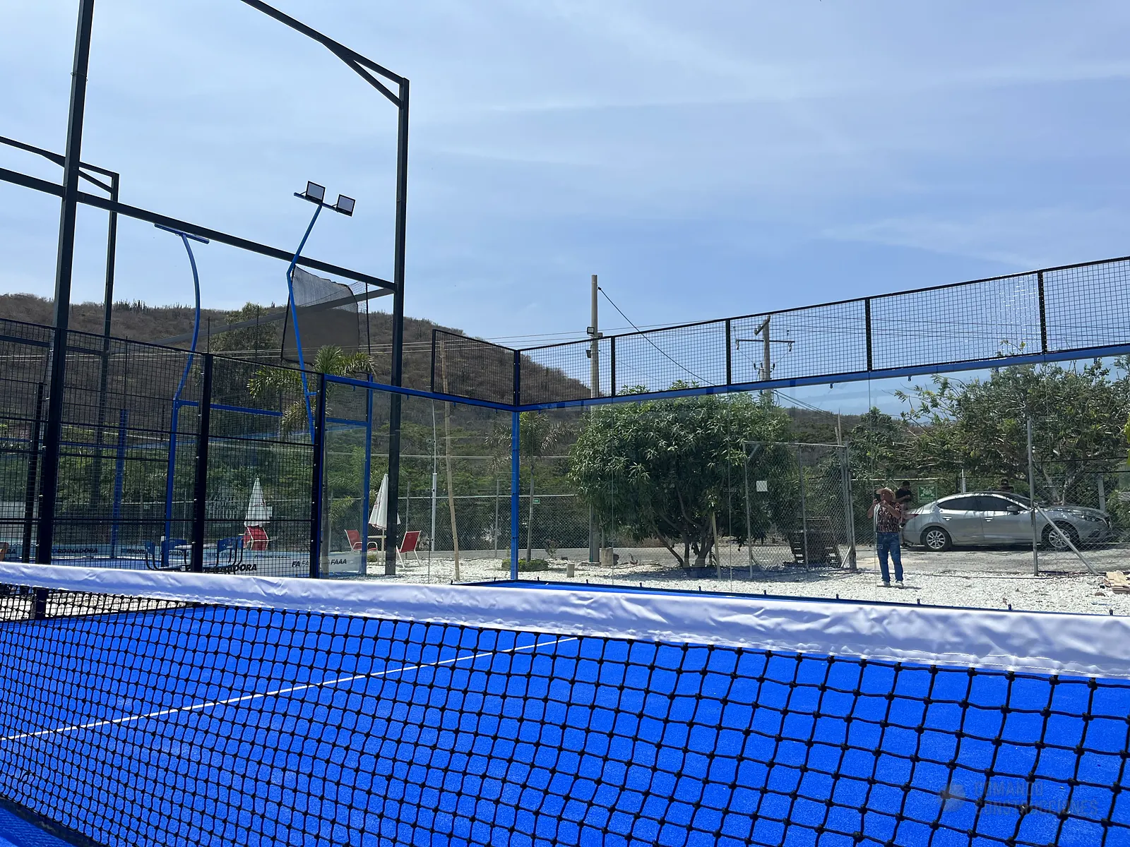Muro de vidrio templado de la cancha de pádel de Arena Pádel Club en Santa Marta