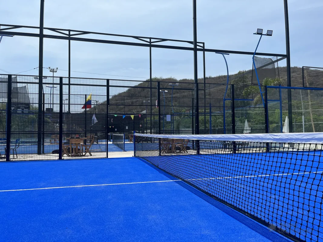 Estructura metálica y malla perimetral de la cancha de pádel de Arena Pádel Club en Santa Marta (2 de 3)