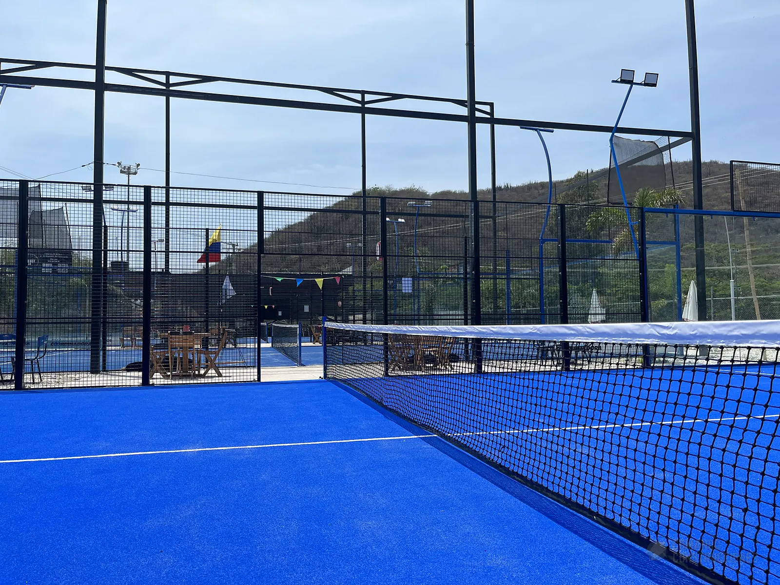 Estructura metálica y malla perimetral de la cancha de pádel de Arena Pádel Club en Santa Marta