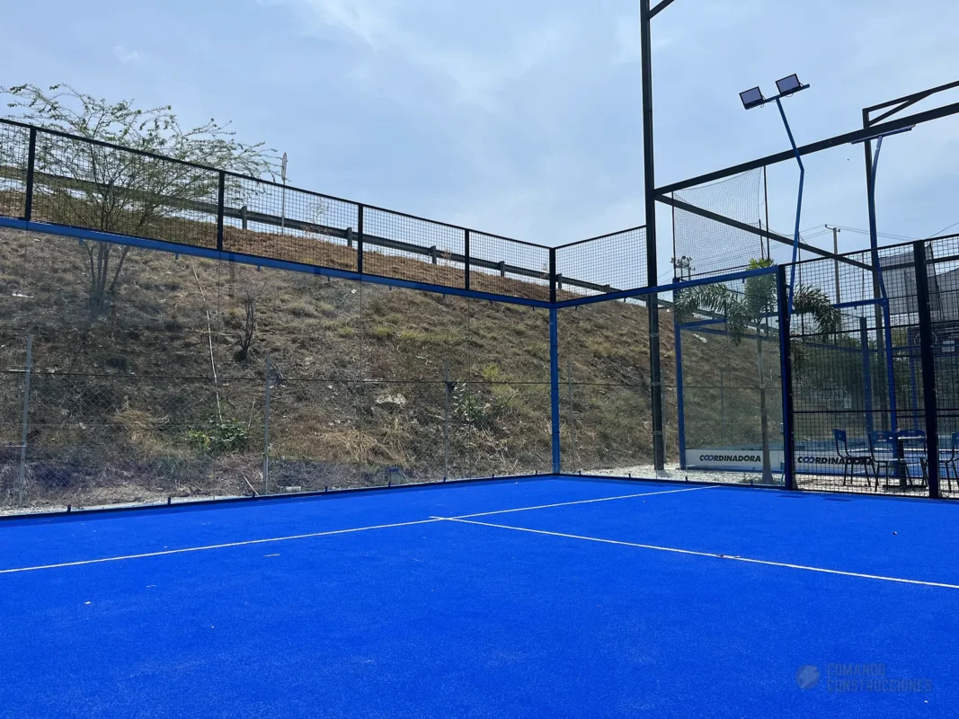 Césped sintético y líneas de juego de la cancha de pádel de Arena Pádel Club en Santa Marta (2 de 2)