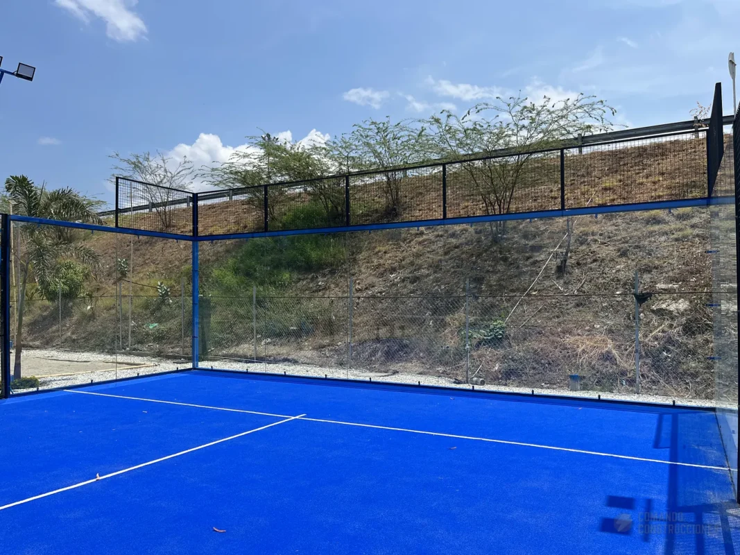 Red y postes centrales de la cancha de pádel de Arena Pádel Club en Santa Marta (2 de 2)