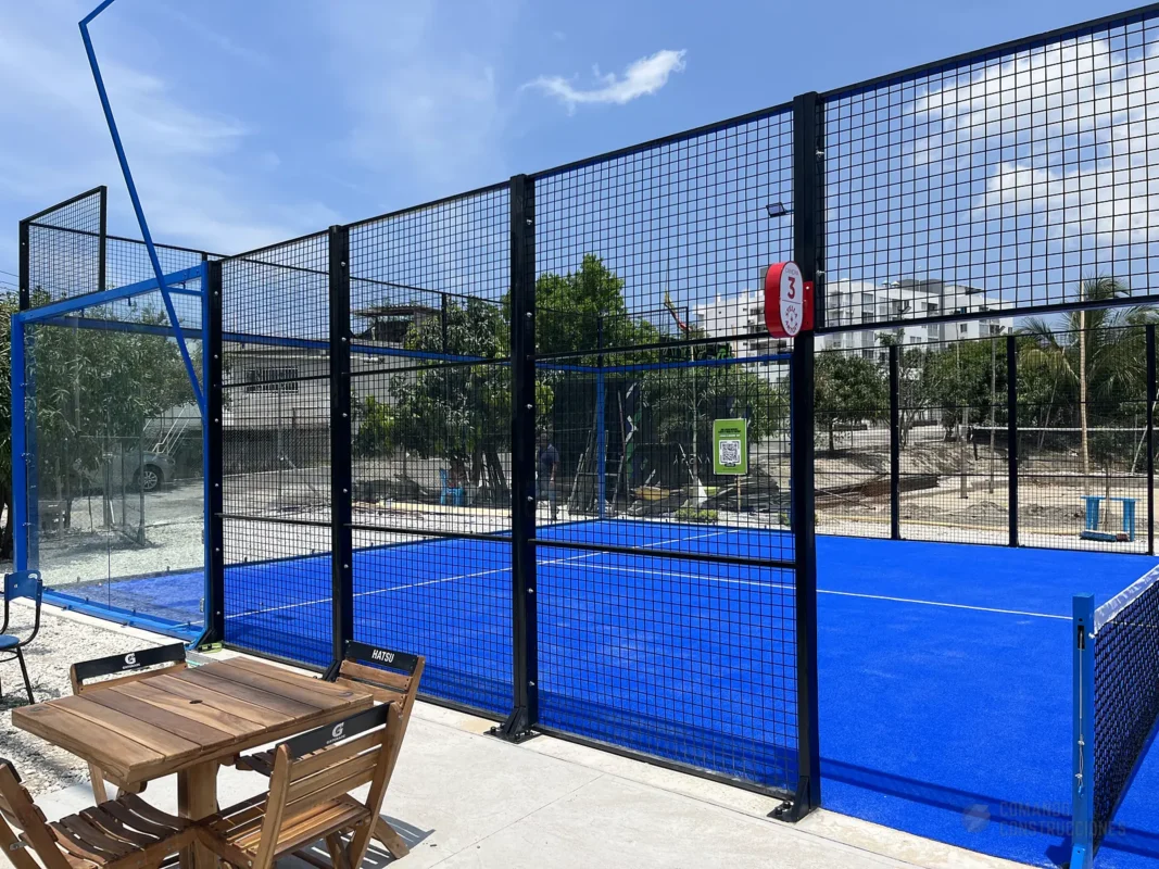 Mobiliario de la zona social del club de pádel de Arena Pádel Club en Santa Marta (1 de 2)