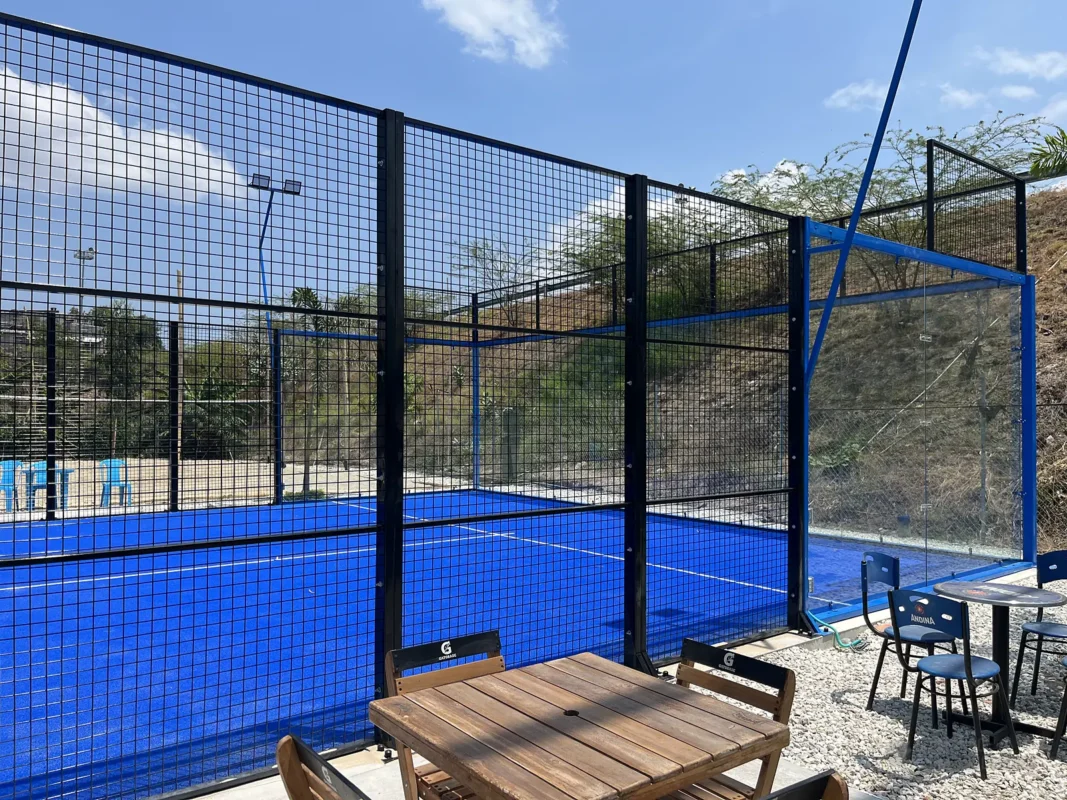 Mobiliario de la zona social del club de pádel de Arena Pádel Club en Santa Marta (2 de 2)