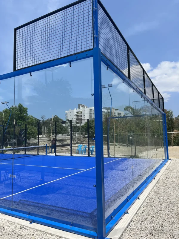 Fondo de vidrio templado de la cancha de pádel de Arena Pádel Club en Santa Marta (2 de 2)