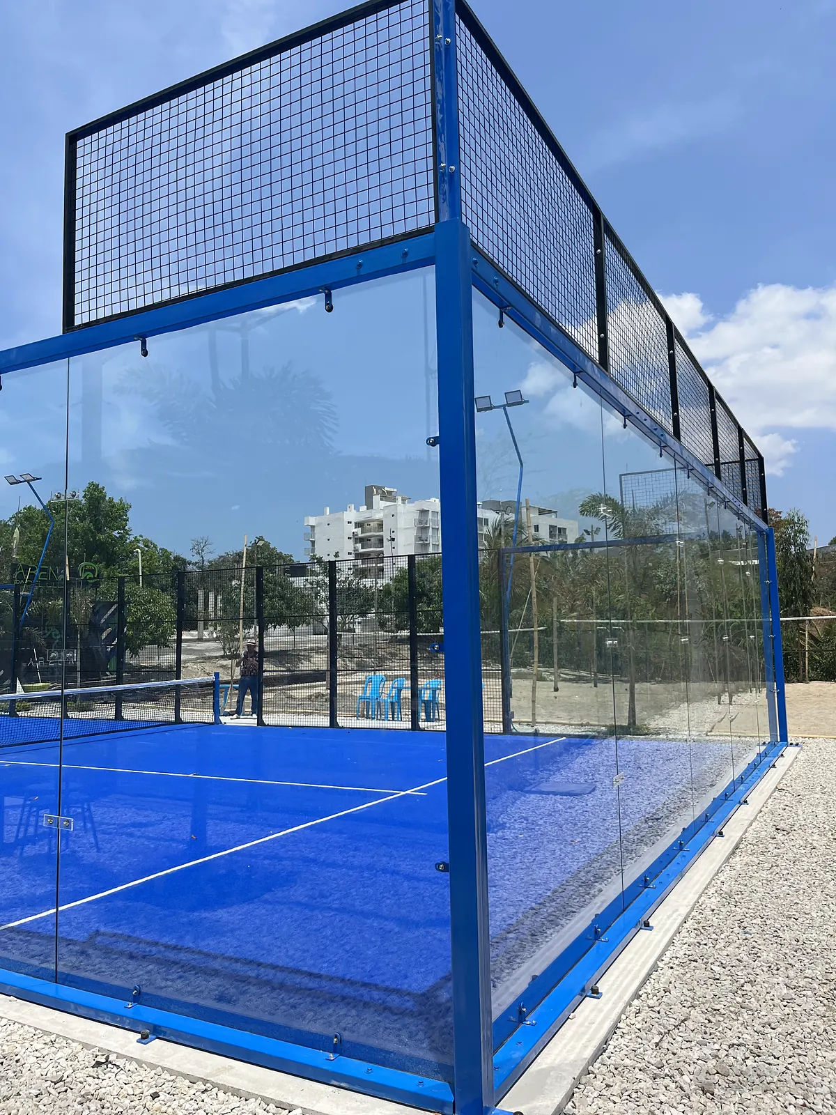 Fondo de vidrio templado de la cancha de pádel de Arena Pádel Club en Santa Marta