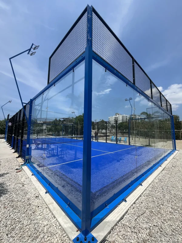 Vista general de la cancha de pádel de Arena Pádel Club en Santa Marta (2 de 2)