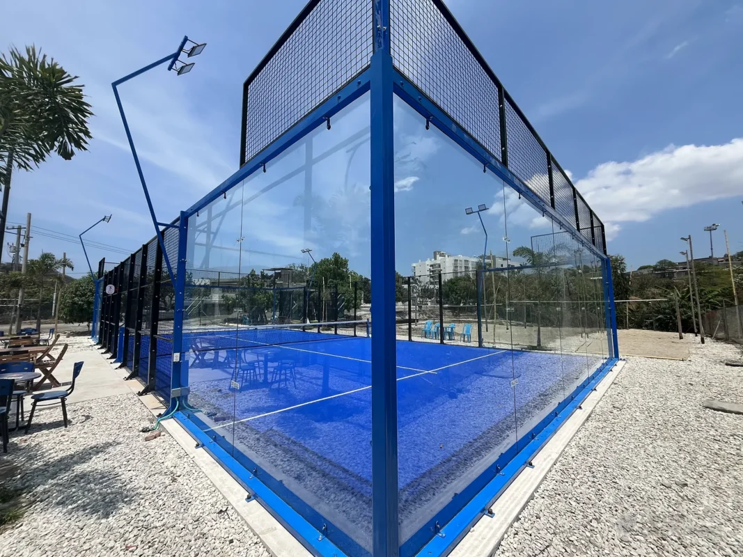 Muro de vidrio templado de la cancha de pádel de Arena Pádel Club en Santa Marta (3 de 3)