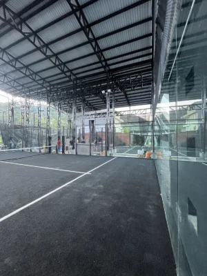 Muro de vidrio templado de la cancha de pádel de Arka Padel en Mocoa (1 de 2)