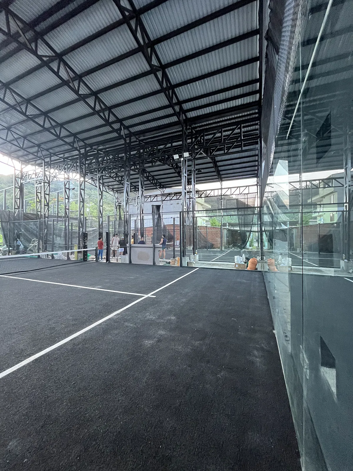 Muro de vidrio templado de la cancha de pádel de Arka Padel en Mocoa