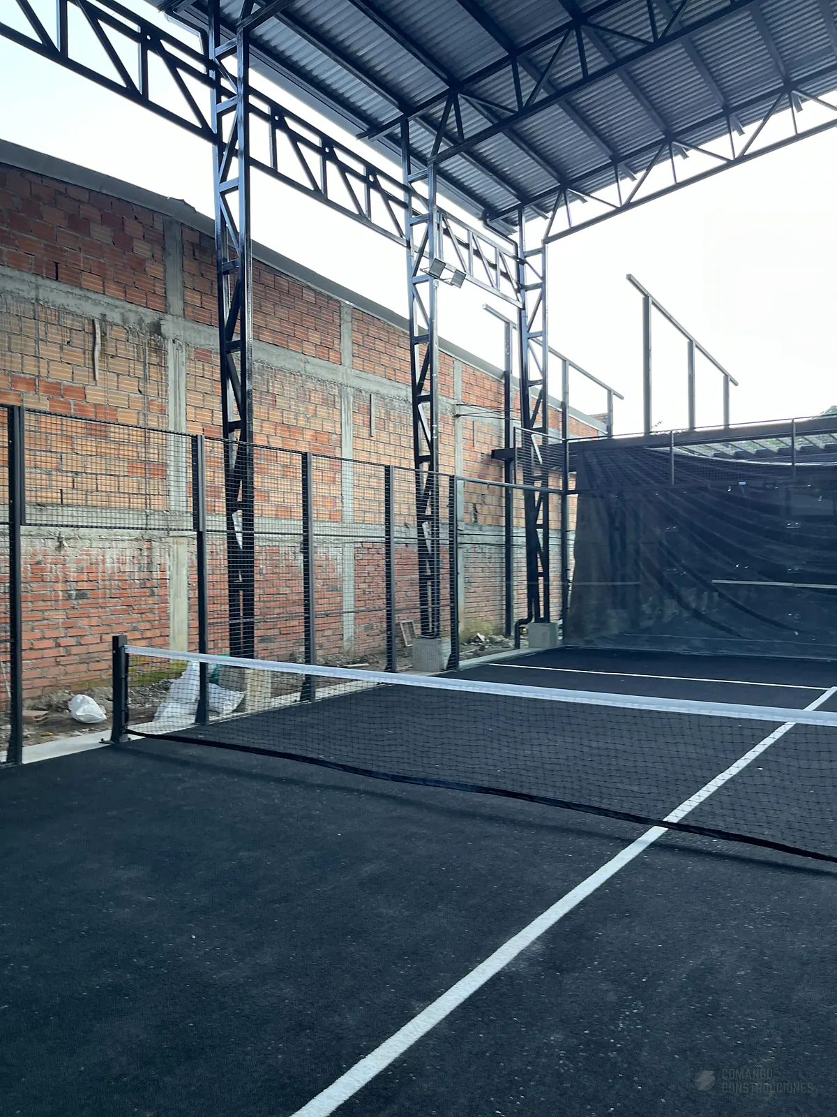 Estructura metálica y malla perimetral de la cancha de pádel de Arka Padel en Mocoa