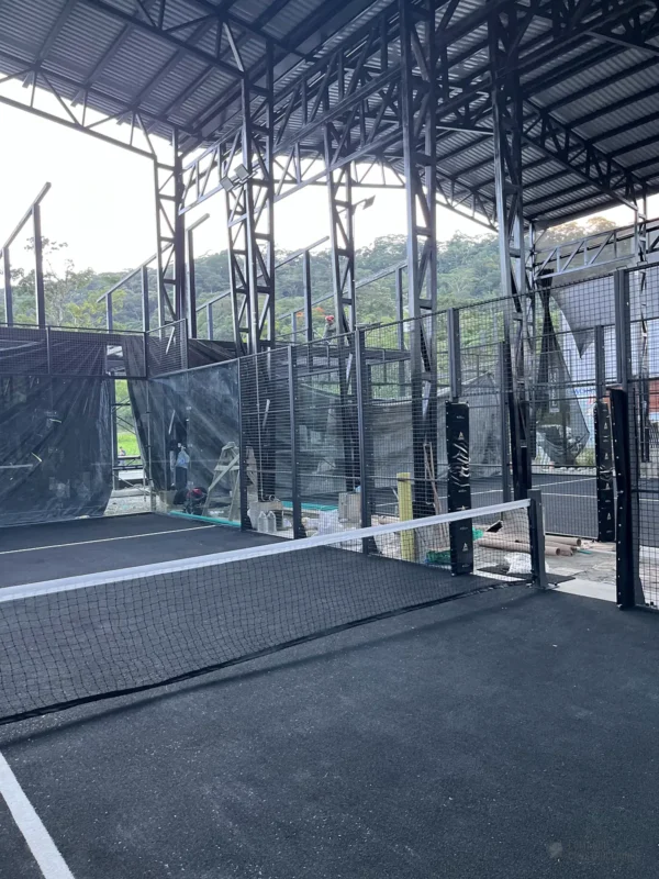 Césped sintético y líneas de juego de la cancha de pádel de Arka Padel en Mocoa, en agosto de 2026