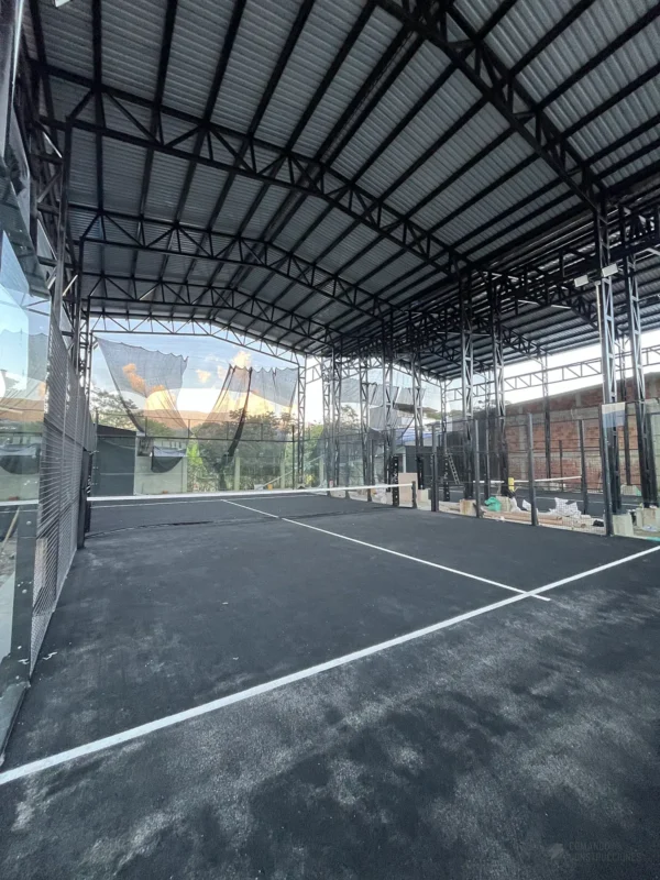 Red y postes centrales de la cancha de pádel de Arka Padel en Mocoa, en agosto de 2026