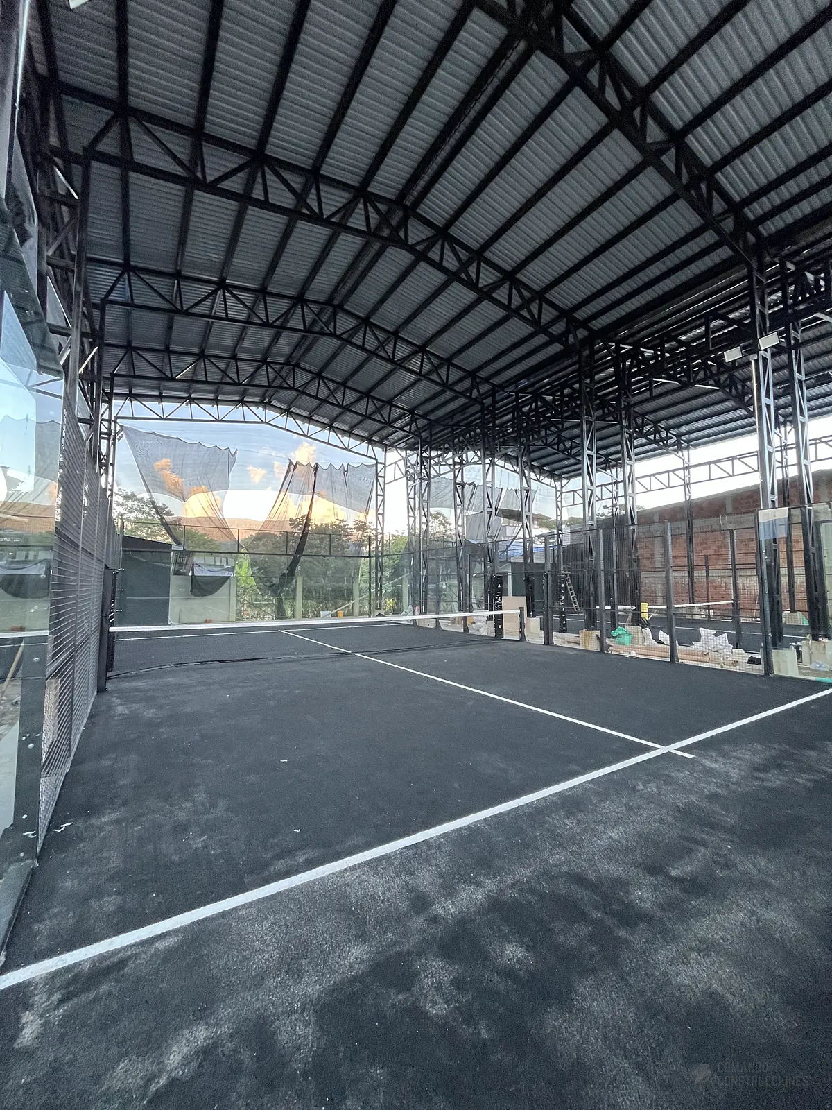 Red y postes centrales de la cancha de pádel de Arka Padel en Mocoa
