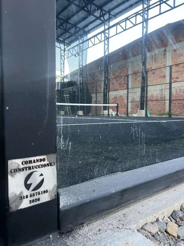 Aviso de obra de Comando Construcciones en la cancha de pádel de Arka Padel en Mocoa