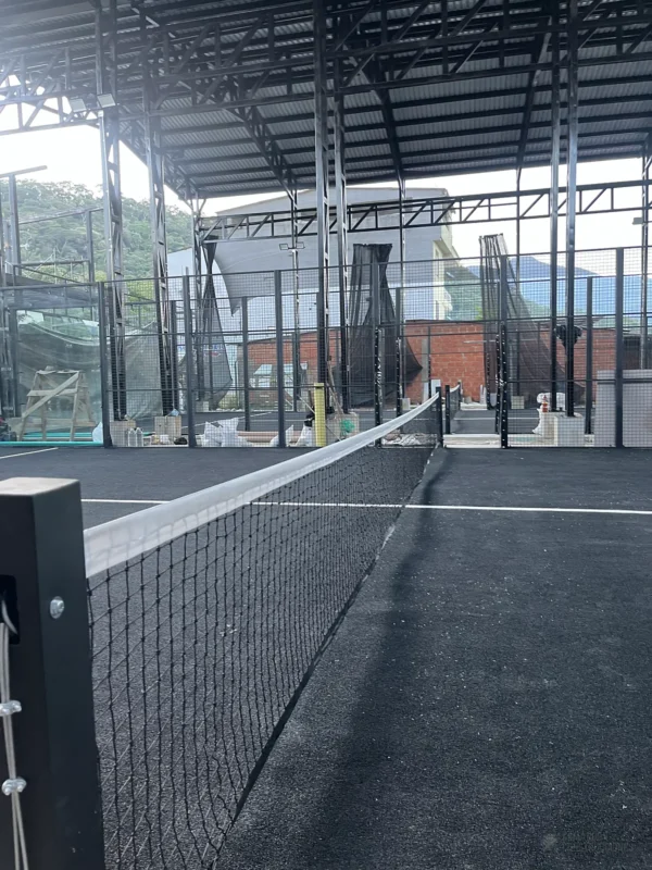 Perfilería y esquina estructural de la cancha de pádel de Arka Padel en Mocoa