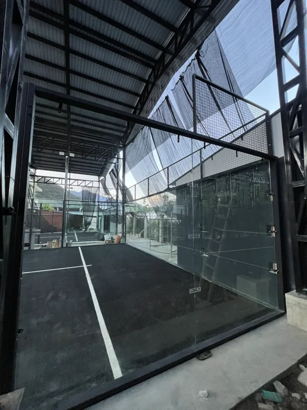 Fondo de vidrio templado de la cancha de pádel de Arka Padel en Mocoa