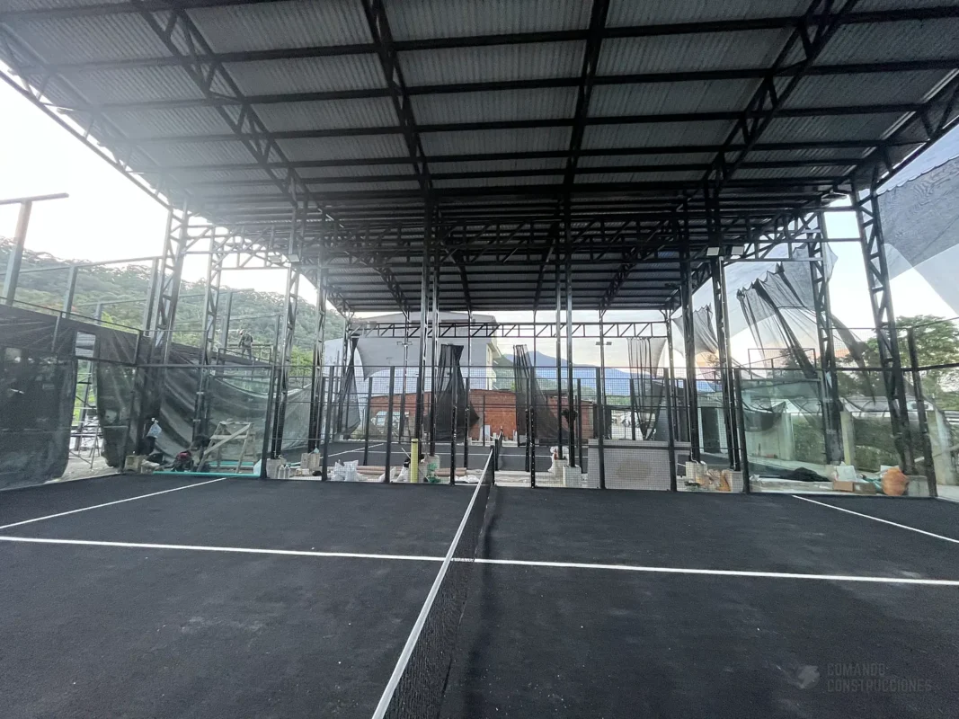 Vista general de la cancha de pádel de Arka Padel en Mocoa (2 de 2)