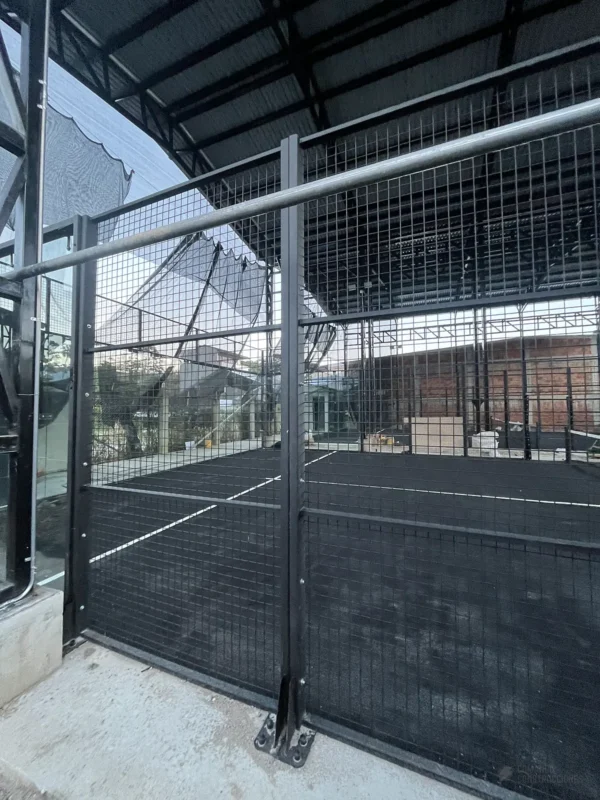 Muro de vidrio templado de la cancha de pádel de Arka Padel en Mocoa (2 de 2)
