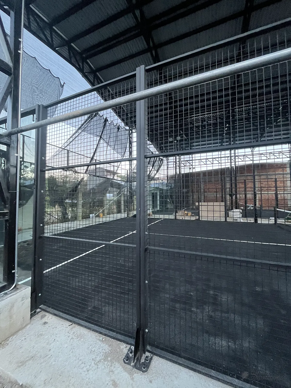 Muro de vidrio templado de la cancha de pádel de Arka Padel en Mocoa