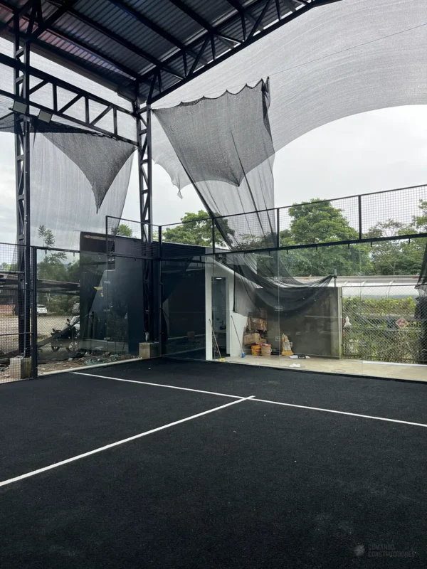 Estructura metálica y malla perimetral de la cancha de pádel de Arka Padel en Mocoa, en septiembre de 2026