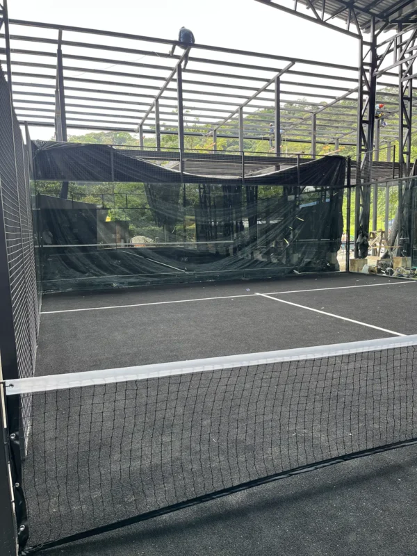 Césped sintético y líneas de juego de la cancha de pádel de Arka Padel en Mocoa, en septiembre de 2026