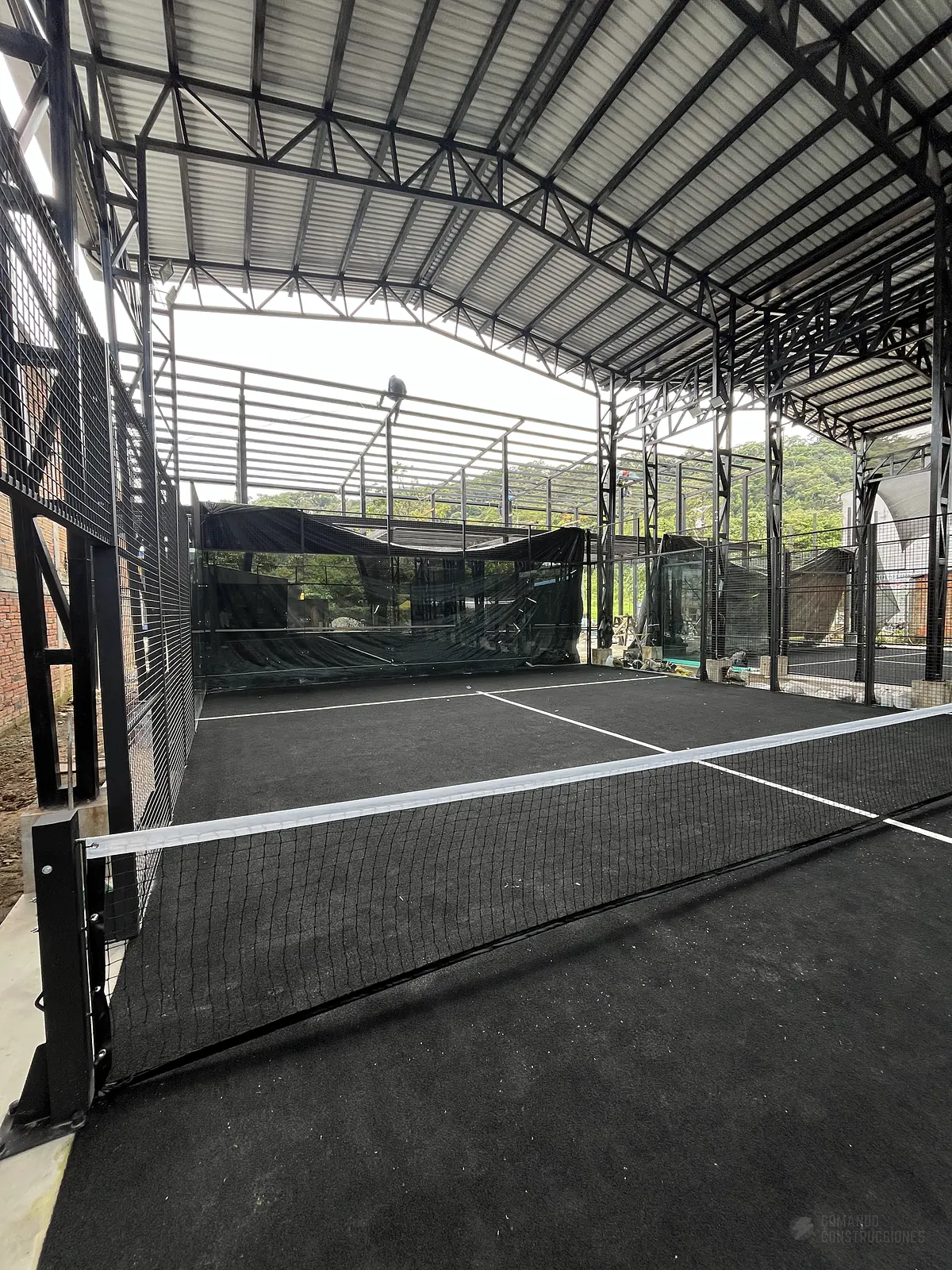 Red y postes centrales de la cancha de pádel de Arka Padel en Mocoa