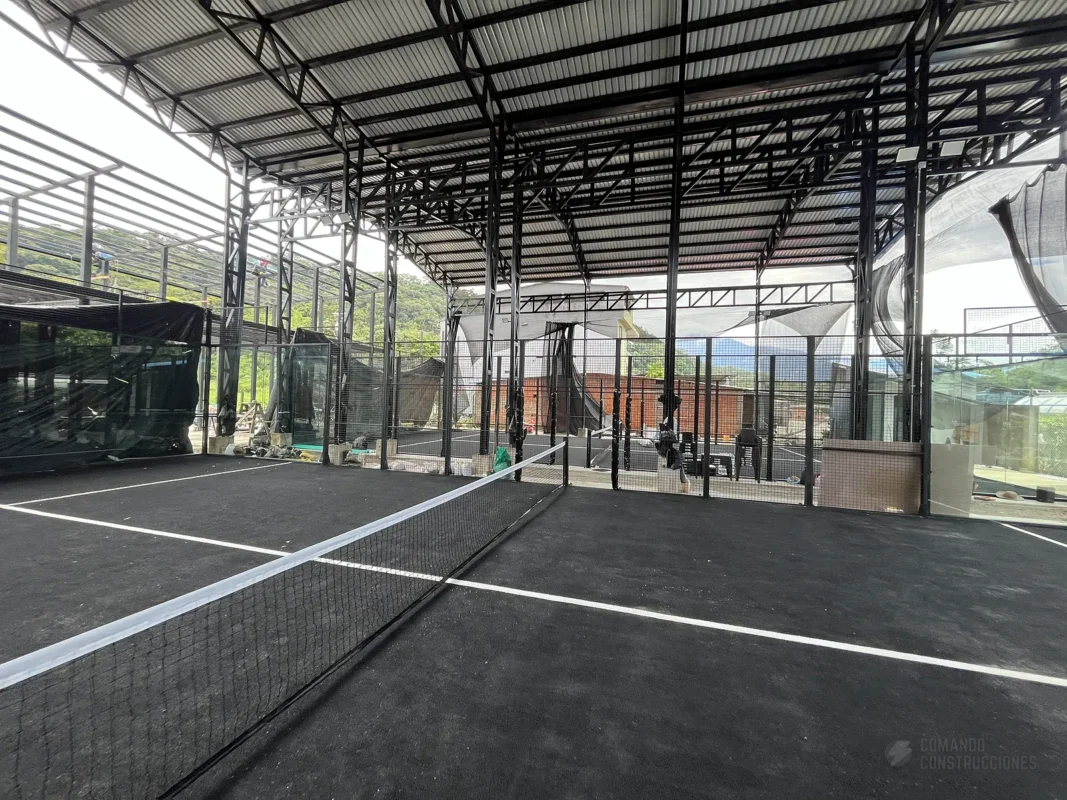 Vista en diagonal de la cancha de pádel de Arka Padel en Mocoa