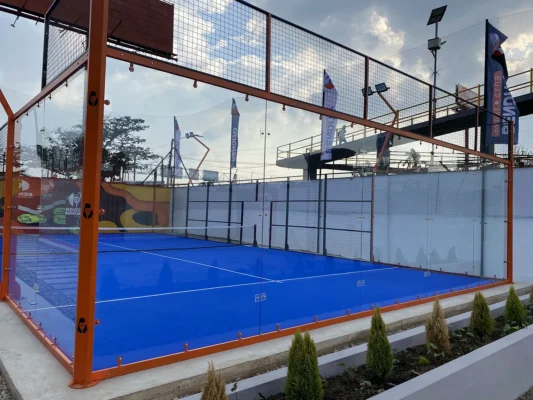 Red y postes centrales de la cancha de pádel de Bendito Padel Club en Cajicá (1 de 3)