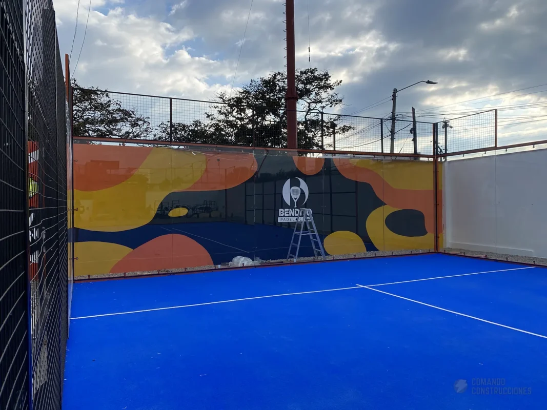 Muro mural de la cancha de pádel de Bendito Padel Club en Cajicá (1 de 5)