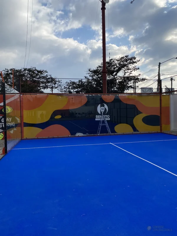 Muro mural de la cancha de pádel de Bendito Padel Club en Cajicá (2 de 5)