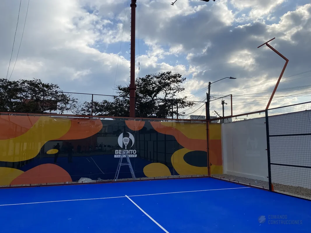 Muro mural de la cancha de pádel de Bendito Padel Club en Cajicá (3 de 5)