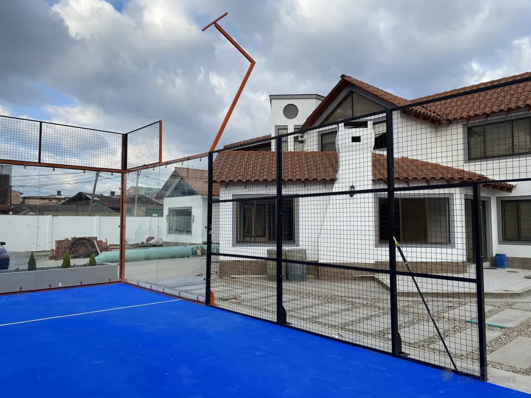 Césped sintético y líneas de juego de la cancha de pádel de Bendito Padel Club en Cajicá (1 de 4)