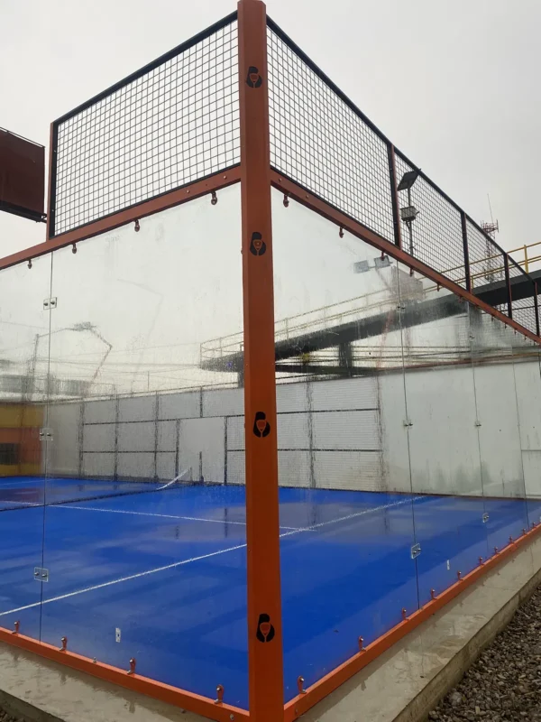 Red y postes centrales de la cancha de pádel de Bendito Padel Club en Cajicá (2 de 3)