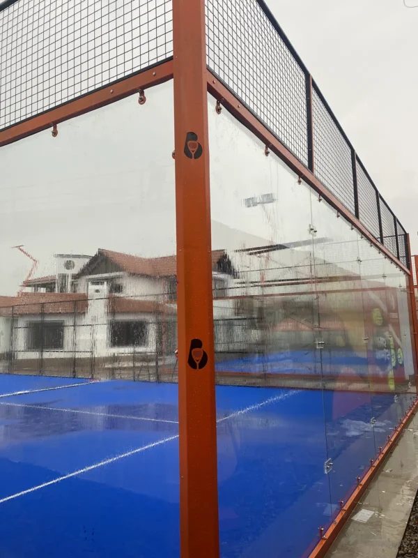 Vista en diagonal de la cancha de pádel de Bendito Padel Club en Cajicá (1 de 3)