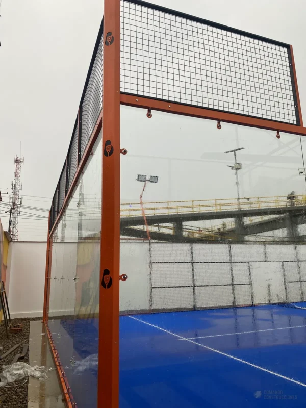 Perfilería y esquina estructural de la cancha de pádel de Bendito Padel Club en Cajicá (1 de 3)