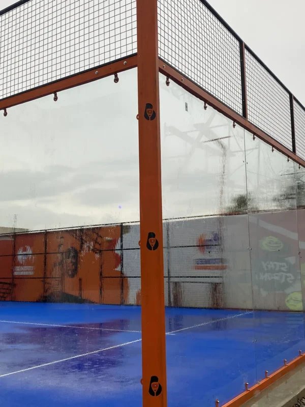 Fondo de vidrio templado de la cancha de pádel de Bendito Padel Club en Cajicá (1 de 3)