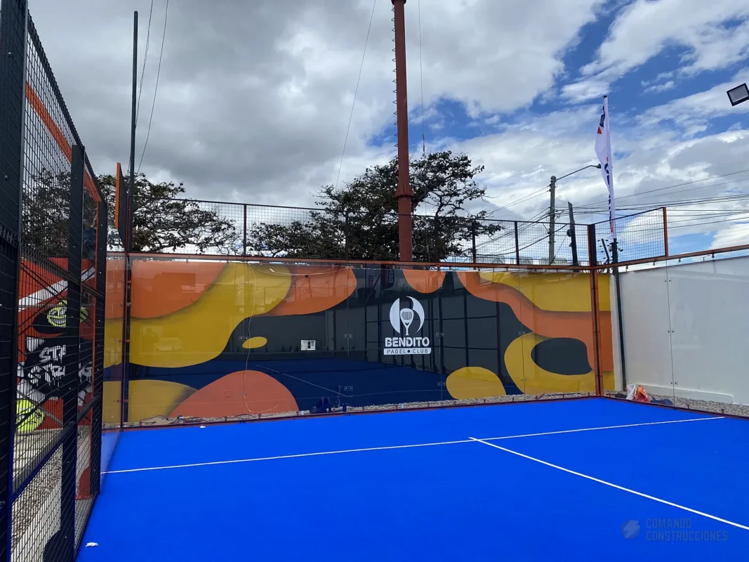 Muro mural de la cancha de pádel de Bendito Padel Club en Cajicá (4 de 5)