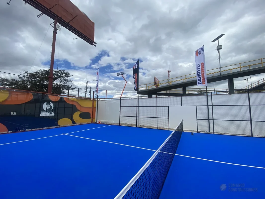 Muro de vidrio templado de la cancha de pádel de Bendito Padel Club en Cajicá (1 de 2)