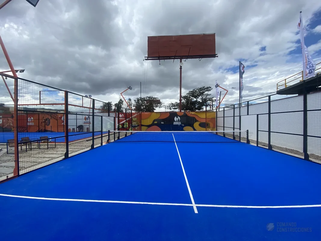 Estructura metálica y malla perimetral de la cancha de pádel de Bendito Padel Club en Cajicá (1 de 2)