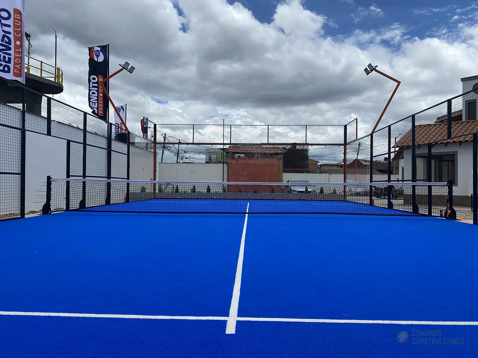 Césped sintético y líneas de juego de la cancha de pádel de Bendito Padel Club en Cajicá